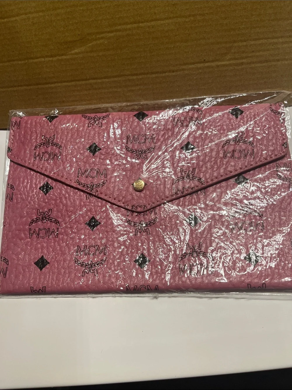 New MCM Beautiful Pink Logo Envelope Pouch with Gold Snap - Picture 2 of 3